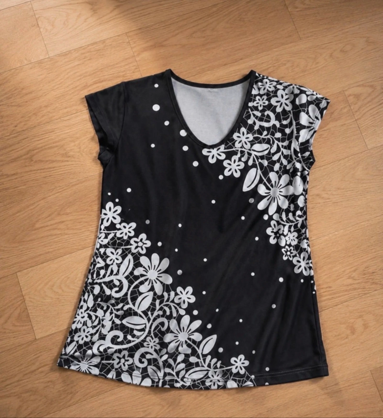 Blusa camiseta negra y blanca 
